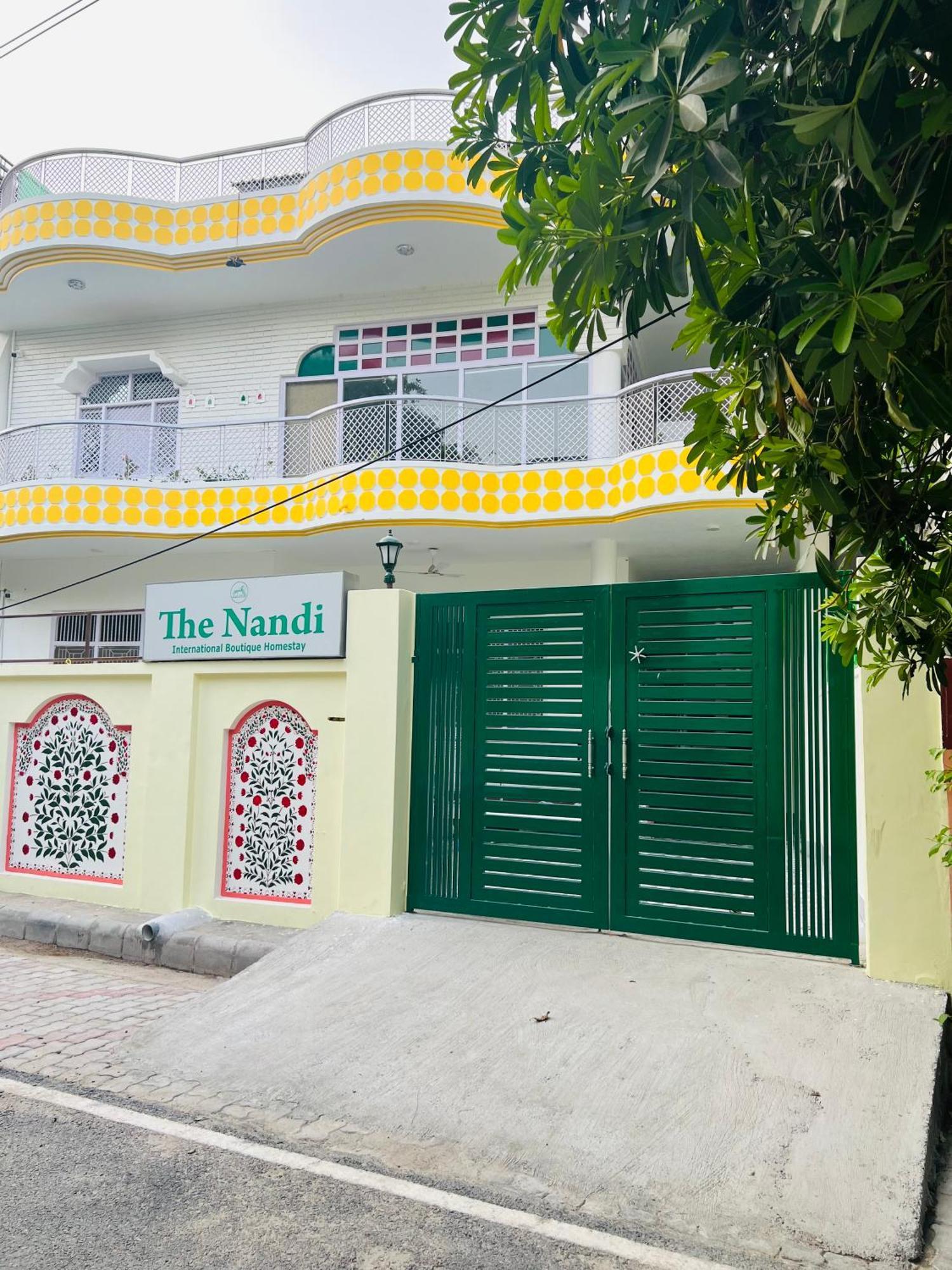 The Nandi International Boutique Homestay Варанаси Екстериор снимка