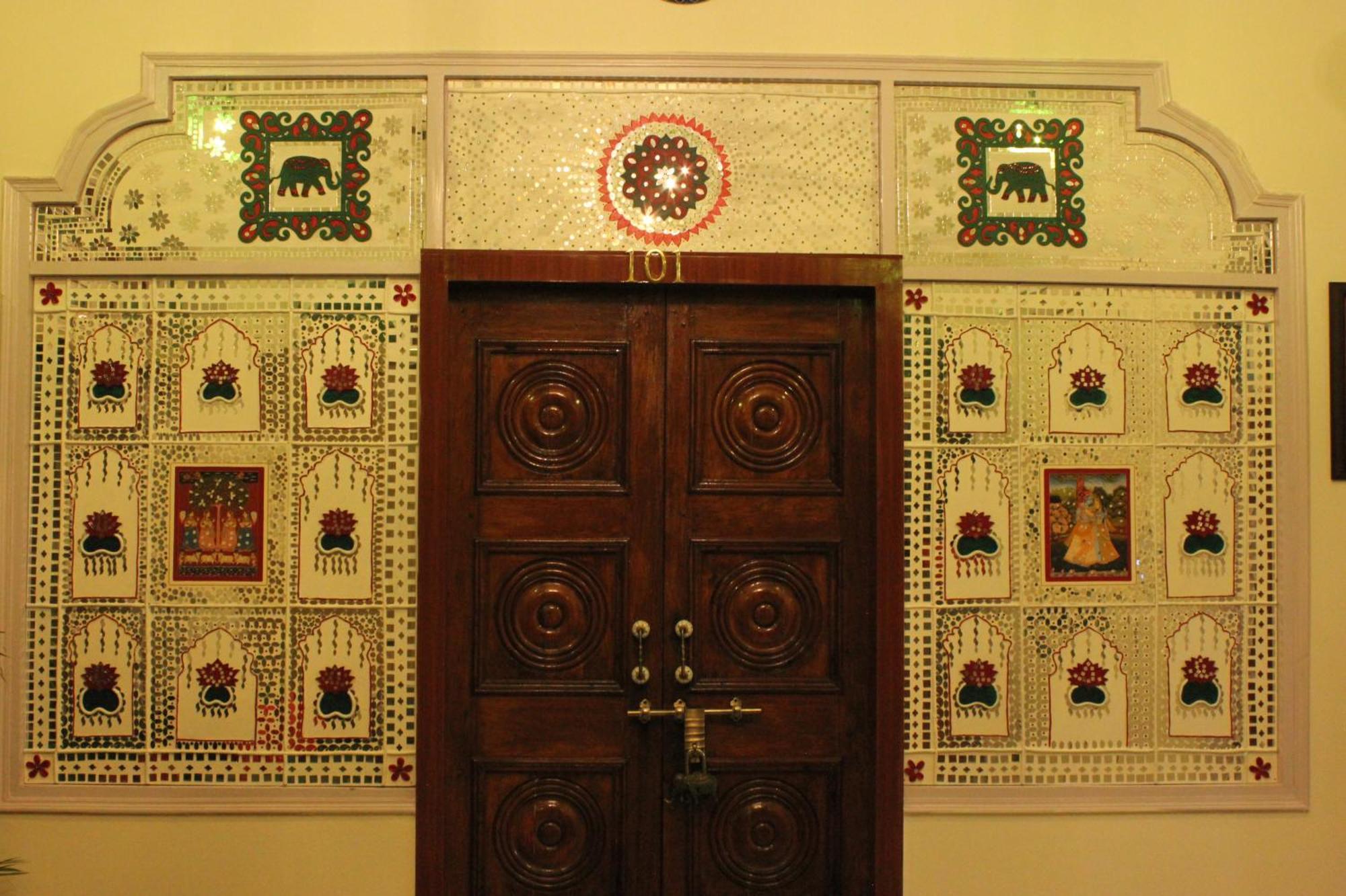 The Nandi International Boutique Homestay Варанаси Екстериор снимка