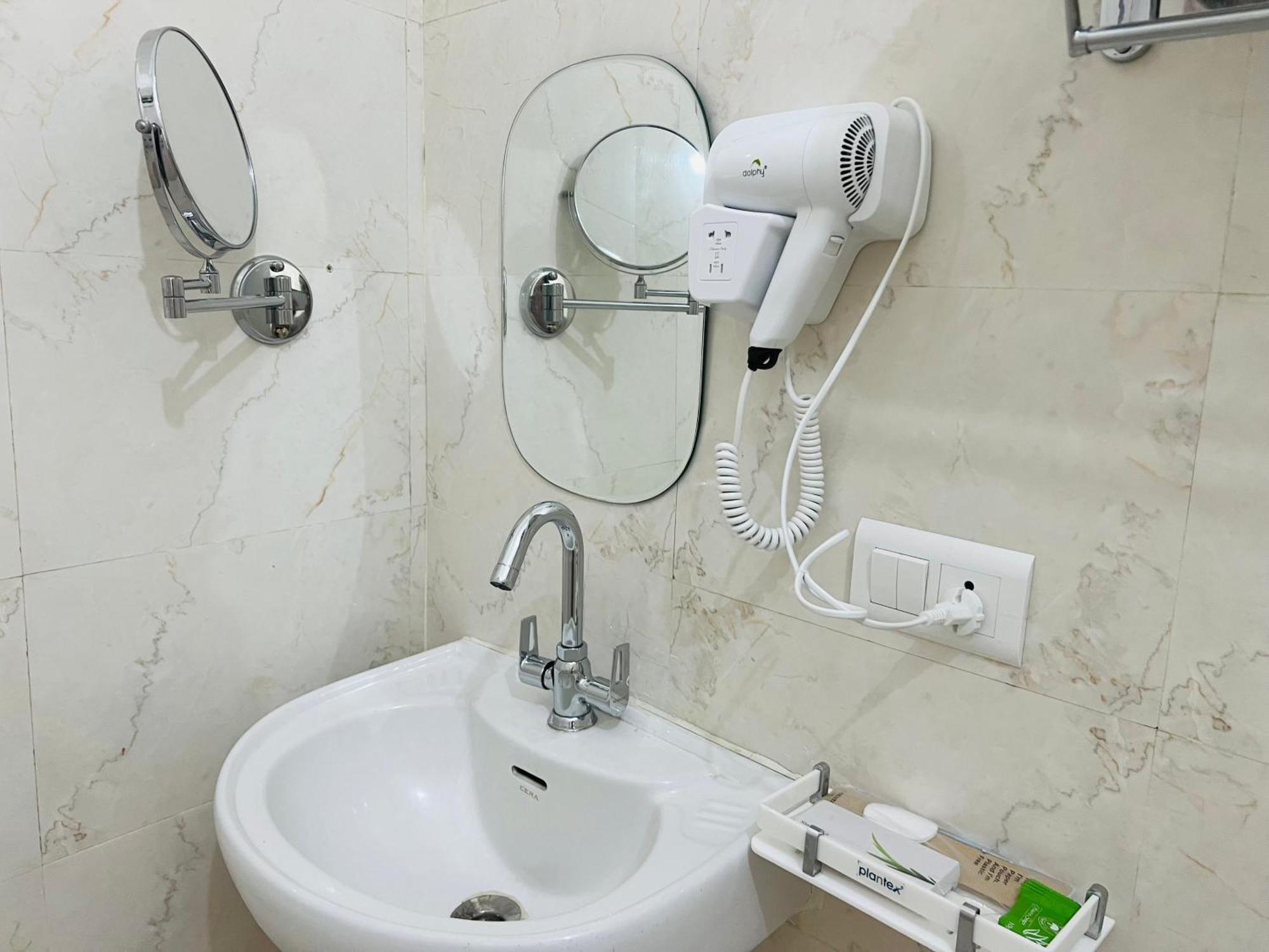 The Nandi International Boutique Homestay Варанаси Екстериор снимка