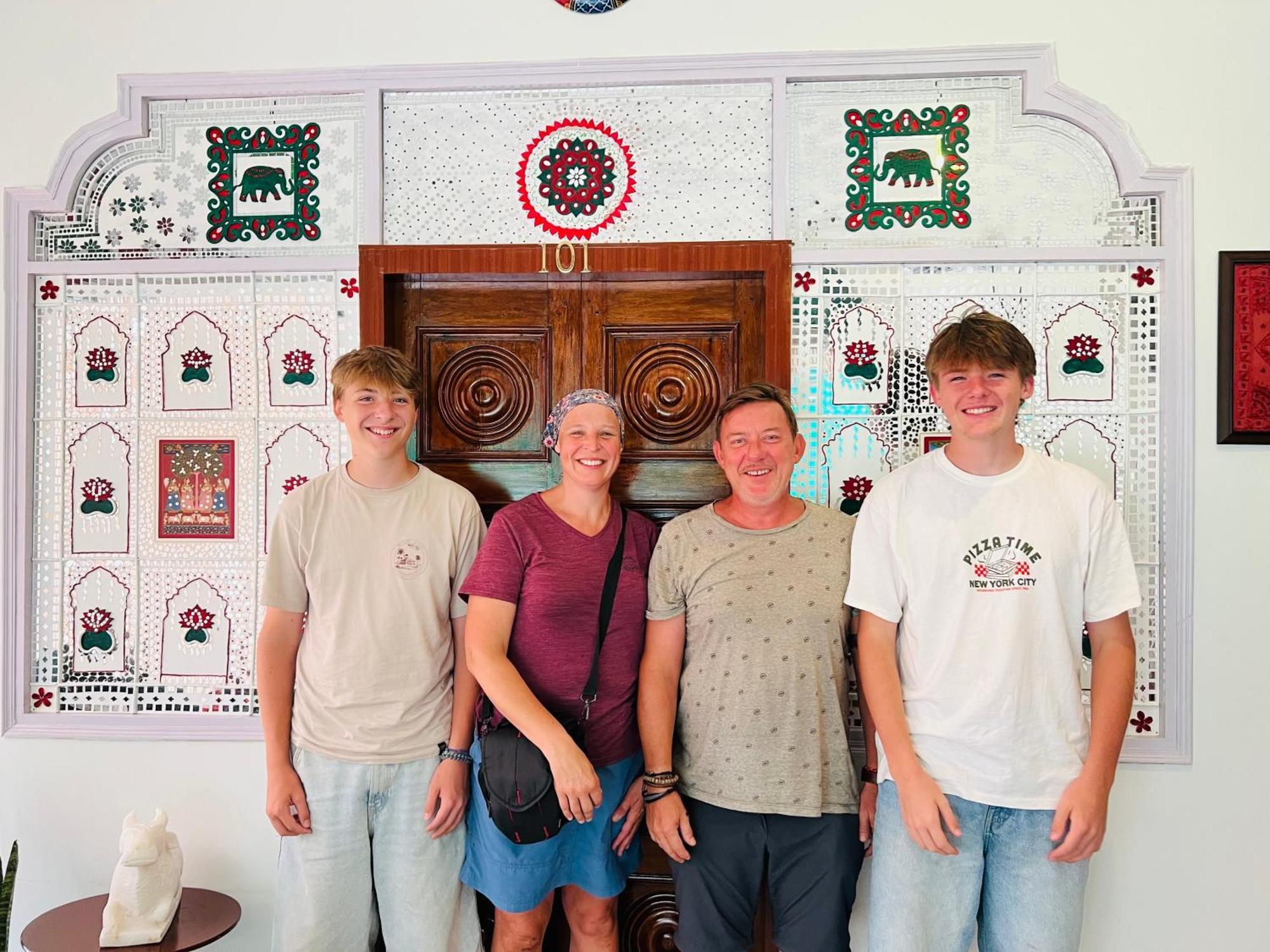 The Nandi International Boutique Homestay Варанаси Екстериор снимка