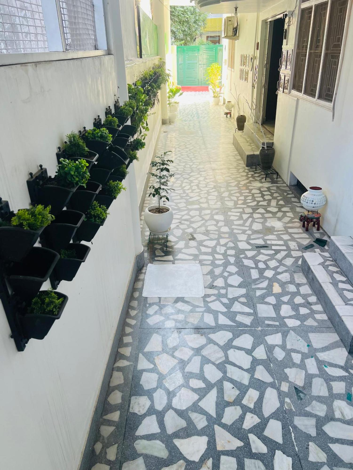 The Nandi International Boutique Homestay Варанаси Екстериор снимка